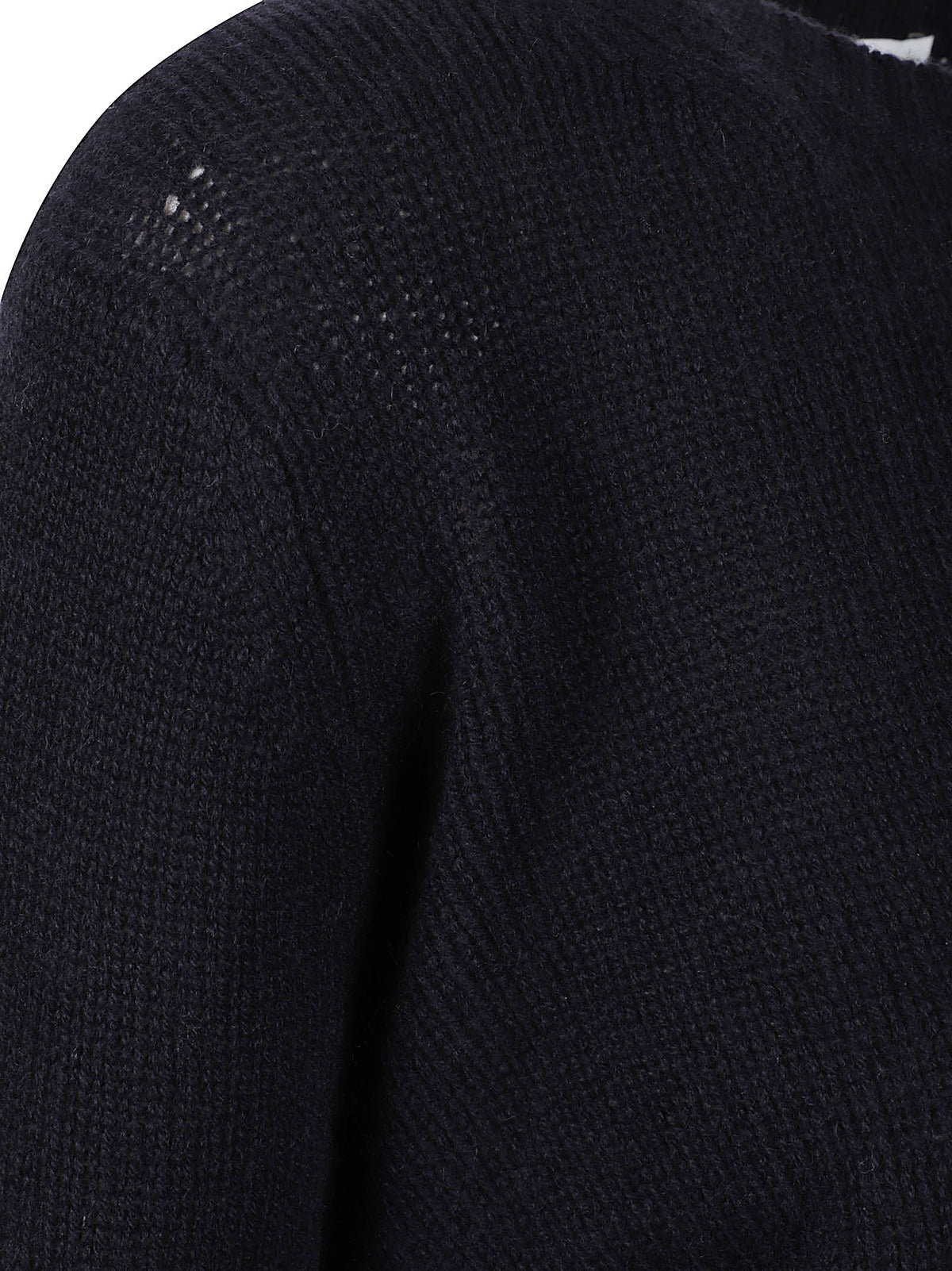 ROUND NECK